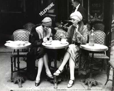 MamaMarketing vintage beeld women at cafe